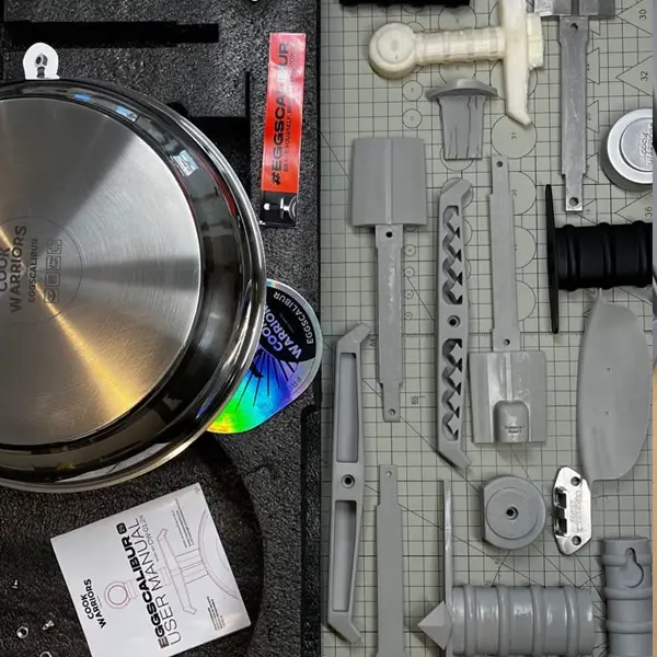 Cook Warriors Eggscalibur gift box — SUS304 stainless steel frying pan, sword handle parts and user manual laid out